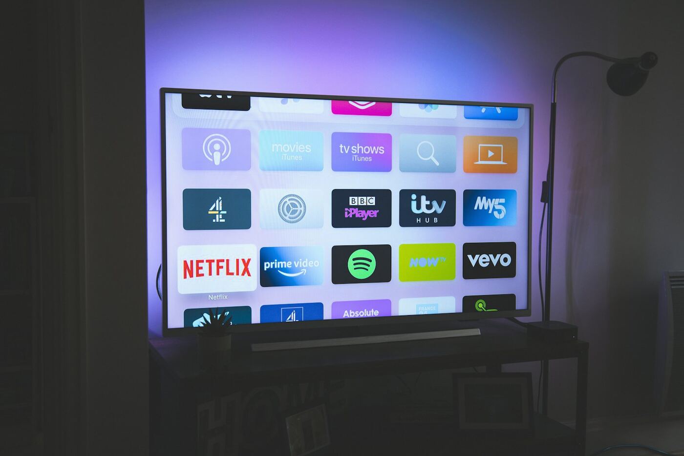 Salonda duvara monte edilmiş LED televizyon